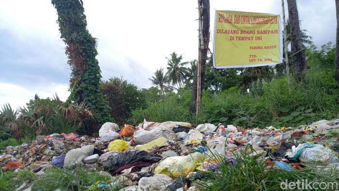 Sampah yang menumpuk di Benteng Somba Opu