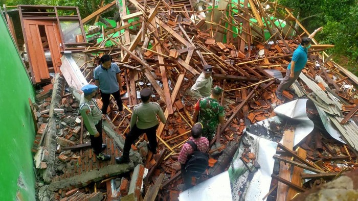 Satu ruangan SD/SMP Negeri Satu Atap 1 Kampak di Trenggalek Ambruk, Ancam Kelas Lain