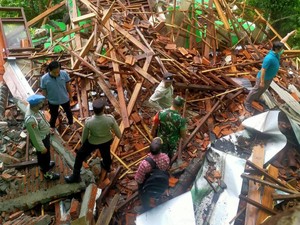Satu Ruang Sekolah di Trenggalek yang Ambruk gegara Longsor Ancam Kelas Lain
