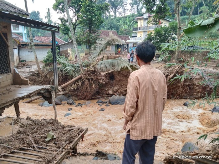 Sebanyak 39 ekor hewan kurban berupa kambing hanyut tersapu banjir bandang di Desa Cibunian, Pamijahan, Bogor. Warga diminta memperhatikan kondisi cuaca. (dok Pemkab Bogor)