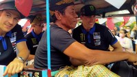 Sepanjang perjalanan, para pembalap terlihat antusias melihat sambutan warga Sumbawa. Mereka melambaikan tangan dan tersenyum kepada warga yang datang. Foto: Faruk Nickyrawi