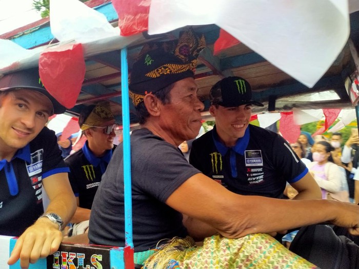 Sepanjang perjalanan, para pembalap terlihat antusias melihat sambutan warga Sumbawa. Mereka melambaikan tangan dan tersenyum kepada warga yang datang.