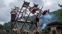 Dalam satu ayunan jantra mampu menampung dari 4 hingga 8 orang remaja putri. Tergantung jumlah tempat yang ada dalam satu ayunan tersebut dan remaja putra yang bertugas untuk mengayunkan ada empat orang, dua orang di bawah dan dua orang di tengah.