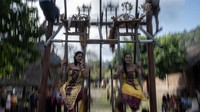 Ayunan jantra ini beberapa orang remaja putri akan naik ke ayunan selanjutnya para remaja putra bertugas untuk mengayunkan.   