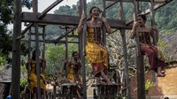 Setelah selesai melaksanakan tradisi mekare-kare atau perang pandan, selanjutnya para remaja putri yang ada di Desa Tenganan Pegringsingan akan melaksanakan sebuah tradisi yang bernama ayunan jantra.   