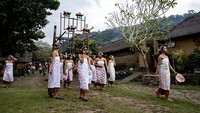 Tamping Takon Betenan atau Bendesa Adat Tenganan Pegringsingan Putu Suarjana mengatakan ayunan jantra tersebut dipasang selama 18 hari selama rangkaian dari Usaba Sambah. Selama itu pula setiap sore para remaja putri akan menaiki ayunan tersebut dan remaja putra bertugas untuk mengayunkan tapi tetap harus menggunakan pakaian adat Tenganan Pegringsingan dan juga mendapat pengawasan dari orang dewasa.  
