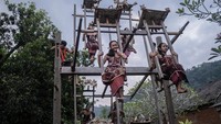 Ayunan jantra ini memiliki makna ketika para remaja putri sudah dewasa nantinya harus siap saat sedang berada di atas maupun di bawah.  