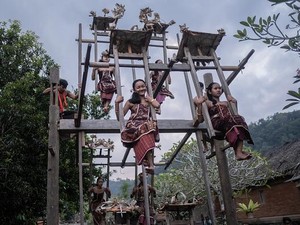 Ayunan Jantra, Ayunan Kayu Raksasa di Desa Tenganan, Muat 8 Orang