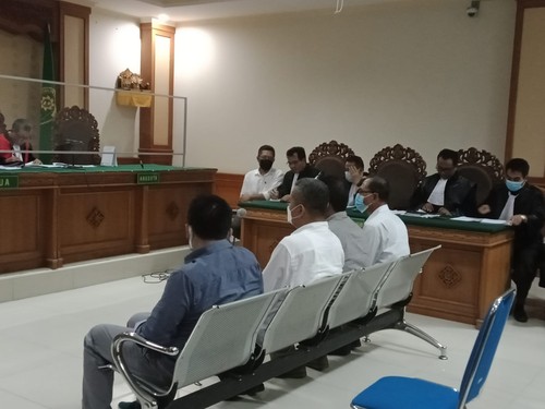 Suasana sidang pemeriksaan saksi dari pihak swasta dalam perkara suap pengurusan DID Tabanan tahun anggaran 2018 dengan terdakwa I Dewa Nyoman Wiratmaja di Pengadilan Tipikor Denpasar, Kamis (23/6/2022).
