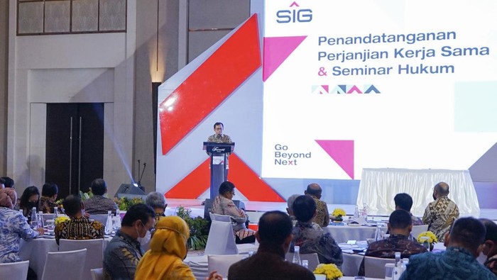PT Semen Indonesia (Persero) Tbk (SIG) menjalin kerja sama dengan Jamdatun Kejaksaan RI. Kerja sama itu tentang penanganan masalah hukum bidang perdata dan tata usaha negara.