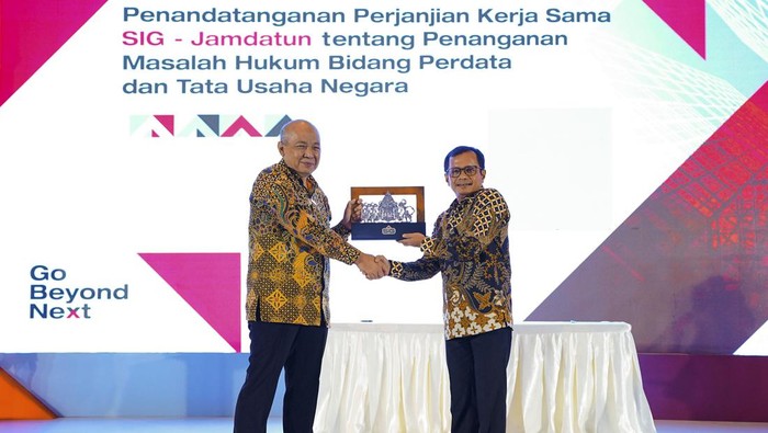 SIG Gandeng Jamdatun PT Semen Indonesia (Persero) Tbk (SIG) menjalin kerja sama dengan Jamdatun Kejaksaan RI. Kerja sama itu tentang penanganan masalah hukum bidang perdata dan tata usaha negara.