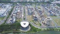 Beberapa jalan di kota ini juga dinamai jalan-jalan yang ada di Singapura. Kota ini juga memiliki cluster perumahan Fullerton dan Dempsey Hill. Rumah dua lantai tiga kamar tidur di cluster Dempsey dihargai Rp 2,8 miliar.