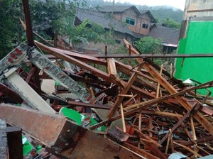 Satu Ruangan Sekolah di Trenggalek Ambruk Diterjang Longsor