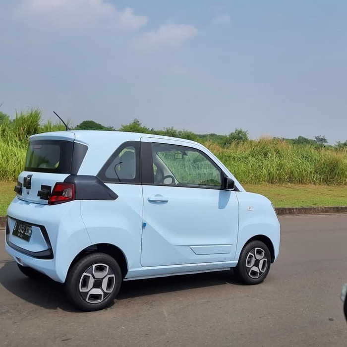 Sosok kendaraan diduga mobil listrik mini DFSK