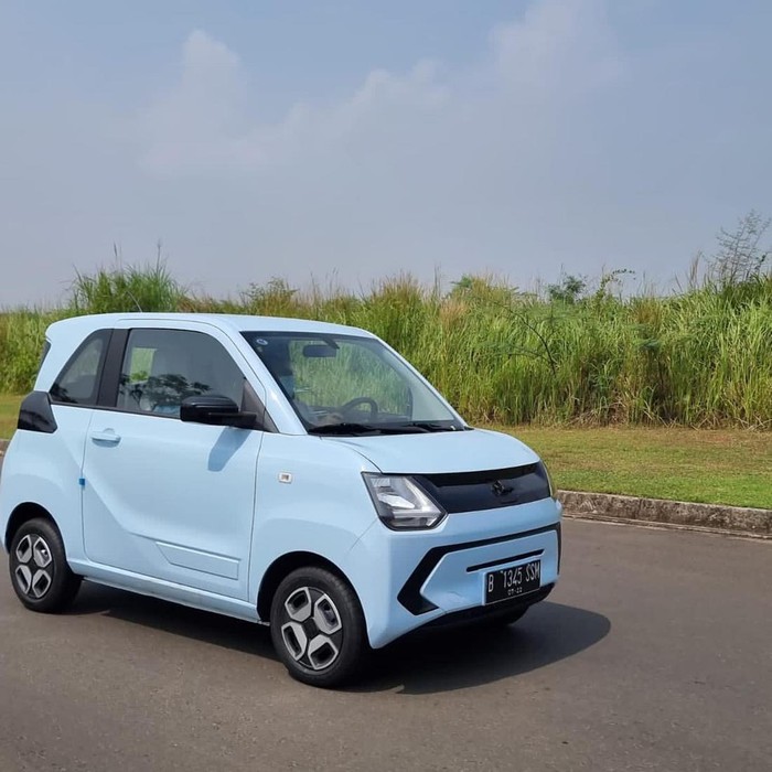 Sosok kendaraan diduga mobil listrik mini DFSK