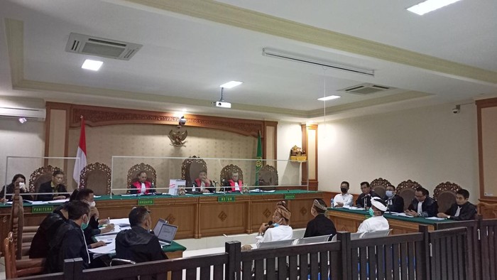 Suasana sidang pemeriksaan saksi dari pihak swasta dalam perkara suap pengurusan DID Tabanan tahun anggaran 2018 dengan terdakwa I Dewa Nyoman Wiratmaja di Pengadilan Tipikor Denpasar, Kamis (23/6/2022)