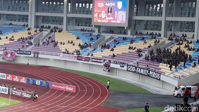 Suasana Stadioan Manahan saat laga Persis Solo vs Dewa United, Solo, Jumat (24/6/2022).