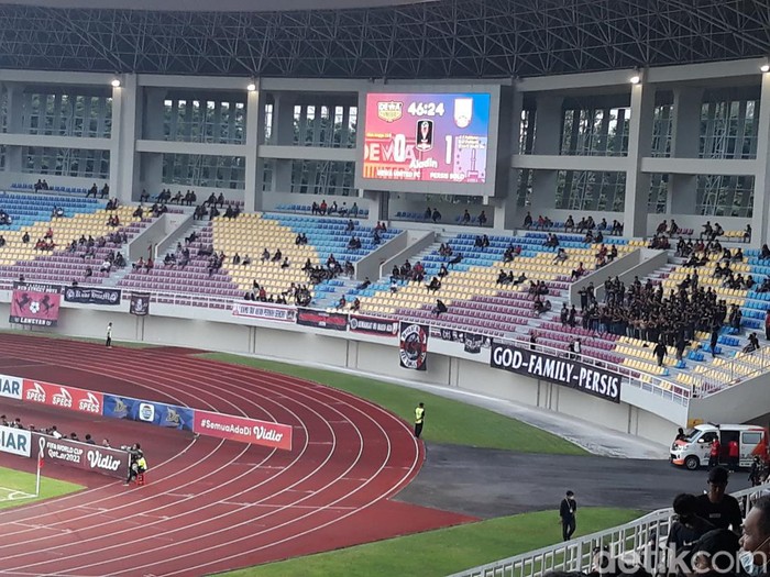 Suasana Stadioan Manahan saat laga Persis Solo vs Dewa United, Solo, Jumat (24/6/2022).