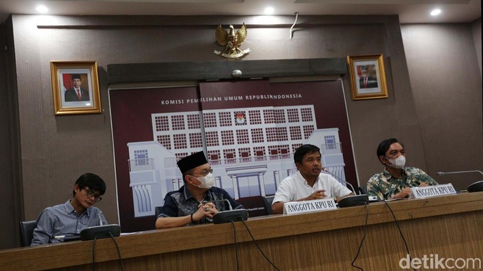 KPU RI resmi meluncurkan Sistem Peluncuran Informasi Politik (Sipol). Website ini resmi dibuka hingga berakhirnya masa pendaftaran Parpol.