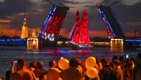Tradisi Scarlet Sails ini sudah dimulai di akhir Perang Dunia Kedua. Kini Scarlet Sails menjadi tradisi tahunan yang dilakukan di Rusia.  