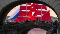 Atraksi kapal kuno bernama Scarlet Sails ini untuk menghormati lulusan sekolah menengah di Rusia.  