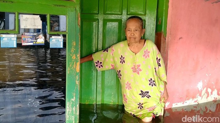 Taswilah (60), salah satu warga Kabupaten Pekalongan yang rumahnya menjadi langganan terendam banjir rob, Jumat (24/6/2022).