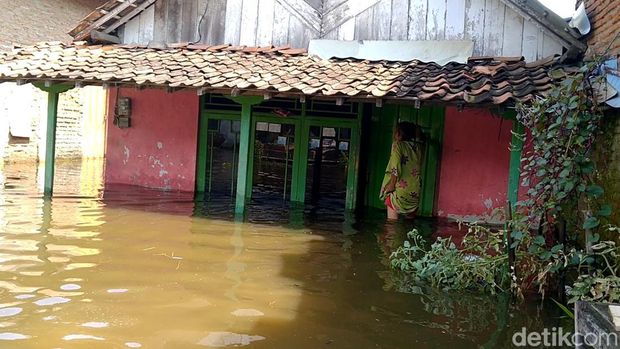 Taswilah (60), salah satu warga Kabupaten Pekalongan yang rumahnya menjadi langganan terendam banjir rob, Jumat (24/6/2022).