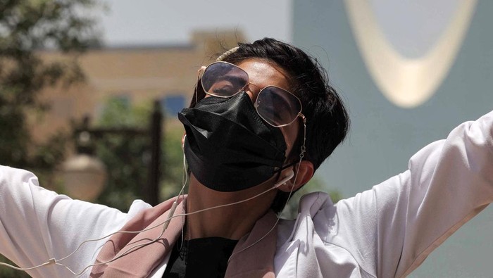 Safi, a 26-year-old Saudi physician, poses for a photo with her short hair near the Kingdom Centre skyscraper in the centre of Saudi Arabias capital Riyadh on June 19, 2022. - When Saudi doctor Safi took a new job at a hospital in the capital, she decided to offset her standard white lab coat with a look she once would have considered dramatic. Walking into a Riyadh salon, she ordered the hairdresser to chop her long, wavy locks all the way up to her neck, a style increasingly in vogue among working women in the conservative kingdom. The haircut - known locally by the English word boy - has become strikingly visible on the streets of the capital, and not just because women are no longer required to wear hijab headscarves under social reforms pushed by Crown Prince Mohammed bin Salman, Saudi Arabias de facto ruler. (Photo by Fayez Nureldine / AFP) (Photo by FAYEZ NURELDINE/AFP via Getty Images)