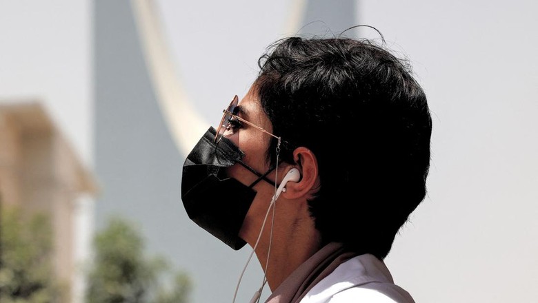 Tren Gaya Rambut Pendek di Arab Saudi Safi, a 26-year-old Saudi physician, poses for a photo with her short hair near the Kingdom Centre skyscraper in the centre of Saudi Arabias capital Riyadh on June 19, 2022. - When Saudi doctor Safi took a new job at a hospital in the capital, she decided to offset her standard white lab coat with a look she once would have considered dramatic. Walking into a Riyadh salon, she ordered the hairdresser to chop her long, wavy locks all the way up to her neck, a style increasingly in vogue among working women in the conservative kingdom. The haircut - known locally by the English word boy - has become strikingly visible on the streets of the capital, and not just because women are no longer required to wear hijab headscarves under social reforms pushed by Crown Prince Mohammed bin Salman, Saudi Arabias de facto ruler. (Photo by Fayez Nureldine / AFP) (Photo by FAYEZ NURELDINE/AFP via Getty Images)