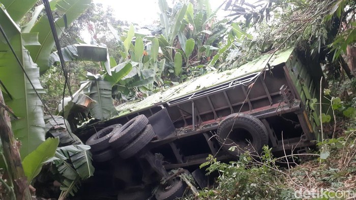 Truk nyungsep ke jurang di Jalan Raya Ngaliyan, Semarang, Jumat (24/6/2022) sore.