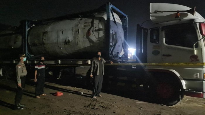 truk pengangkut limbah