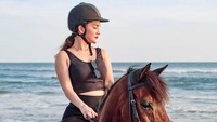 Umi Kulsum saat ini sedang menekuni bidang finance dan trading. Dia mengaku lebih cocok menggeluti bidang ini daripada aktif di dunia entertainment. (Foto: dok. Instagram @umi.klsum) 