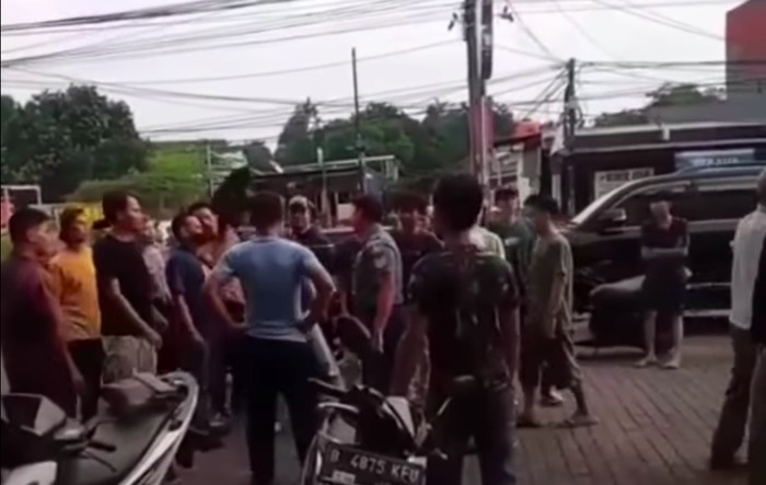 Video prajurit TNI dikeroyok anggota ormas di Bekasi viral di medsos. Prajurit TNI tersebut awalnya hendak melerai seorang warga yang dikeroyok. (Screenshot video viral)