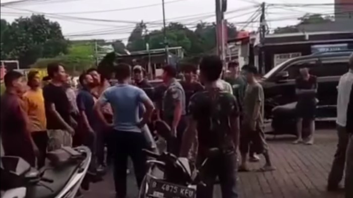 Video prajurit TNI dikeroyok anggota ormas di Bekasi viral di medsos. Prajurit TNI tersebut awalnya hendak melerai seorang warga yang dikeroyok. (Screenshot video viral)