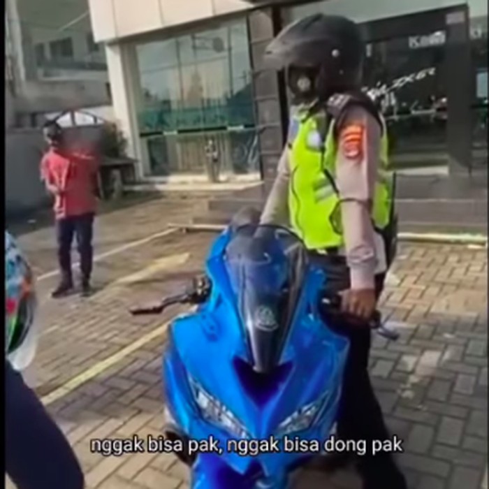 viral pemotor ditilang baru keluar dari dealer
