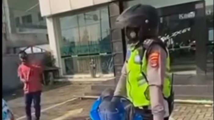 viral pemotor ditilang baru keluar dari dealer