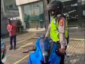 Heboh Video Polisi Tilang Motor di Halaman Dealer