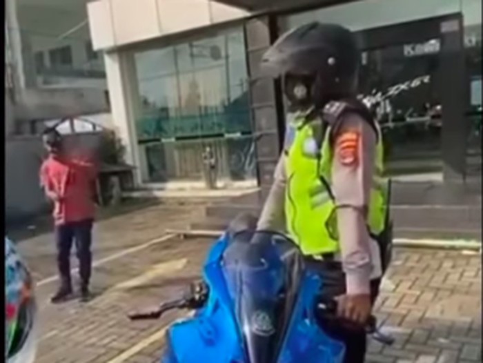 Polisi tilang motor di dealer viral di media sosial. Sebuah video menunjukkan kejadian polisi menilang sepeda motor jenis Kawasaki Ninja berwarna biru.