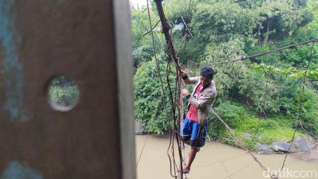 Warga Desa Salamnunggal nekat lewati jembatan kwat untuk ke sawah.
