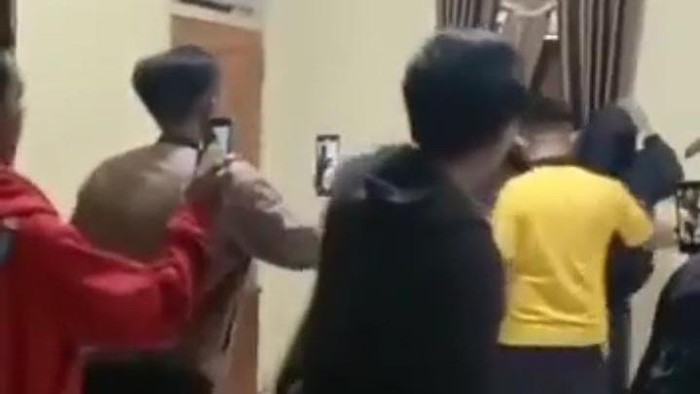 Warga gerebek polisi yang diduga selingkuh.