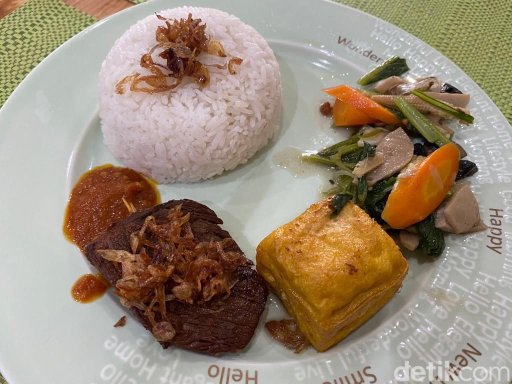 Warung Mpok Atun : Sedapnya Masakan Rumahan Racikan Suti Karno 'Mpok Atun'