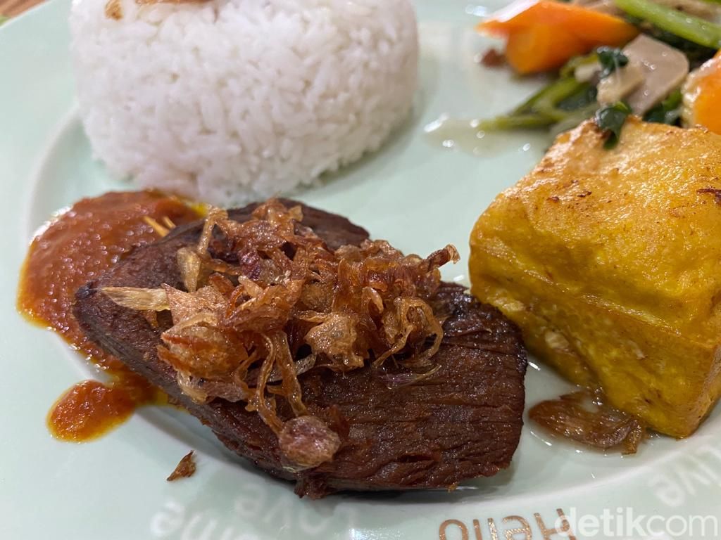 Warung Mpok Atun : Sedapnya Masakan Rumahan Racikan Suti Karno 'Mpok Atun'