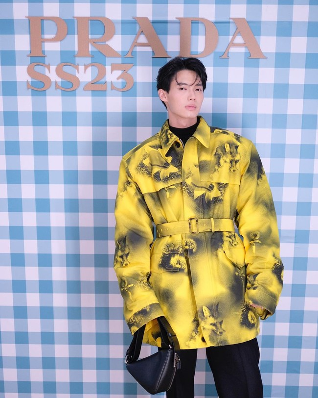 Ada pula aktor Thailand, Win Metawin yang meraih popularitas setelah membintangi drama gay 2gether bersama Bright Vachirawit. Selain berkarier sebagai aktor, dia juga meluncurkan bisnis kembang gula SOURI dan es krim premium VELATO. Foto: dok. Instagram @winmetawin