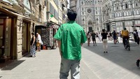 Take me with you! tulis salah satu fans di kolom komentar Instagram Win Metawin dilihat Jumat (24/6/2022). (Foto: dok. Instagram @winmetawin) 