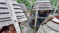 Selain foto-foto, terlihat juga beberapa orang yang WFC alias work from cafe. Memang suasananya yang adem membuat nyaman menyelesaikan pekerjaan di sini. Untuk fasilitas, di sini ada toilet, parkiran, colokan listrik dam musala.