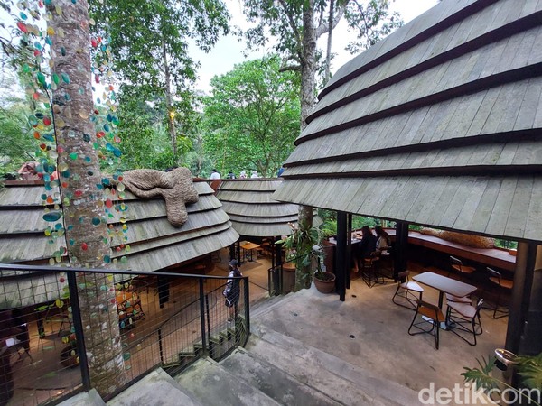 Kafe ini berkonsep semi indoor dan outdoor. Bagi kamu yang ingin bersantai dengan nuansa alam bebas, pilihlah bangku outdoor. Namun bila kamu ingin bersantai dengan waktu lama dan tak ingin terlalu terlihat dari luar bisa duduk dibangku semi indoornya. Kafe ini berkonsep semi indoor dan outdoor. Bagi kamu yang ingin bersantai dengan nuansa alam bebas, pilihlah bangku outdoor. Namun bila kamu ingin bersantai dengan waktu lama dan tak ingin terlalu terlihat dari luar bisa duduk dibangku semi indoornya.