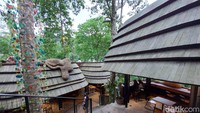 Kafe ini berkonsep semi indoor dan outdoor. Bagi kamu yang ingin bersantai dengan nuansa alam bebas, pilihlah bangku outdoor. Namun bila kamu ingin bersantai dengan waktu lama dan tak ingin terlalu terlihat dari luar bisa duduk dibangku semi indoornya.