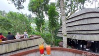 Menu makanan dan minuman yang ditawarkan juga beragam dengan tampilan yang cantik lho.