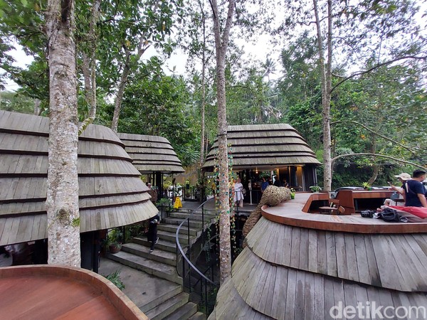 WYAH Ubud memiliki nama lengkap WYAH Art Creative & Space. WYAH merupakan singkatan dari while you are here. Dilihat dari akun Instagramnya, kafe ini juga sering menjadi tempat kumpul para seniman serta beragam workshop yang diadakan di kafe. WYAH Ubud memiliki nama lengkap WYAH Art Creative & Space. WYAH merupakan singkatan dari while you are here. Dilihat dari akun Instagramnya, kafe ini juga sering menjadi tempat kumpul para seniman serta beragam workshop yang diadakan di kafe.