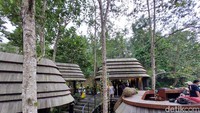 WYAH Ubud memiliki nama lengkap WYAH Art Creative & Space. WYAH merupakan singkatan dari while you are here. Dilihat dari akun Instagramnya, kafe ini juga sering menjadi tempat kumpul para seniman serta beragam workshop yang diadakan di kafe.